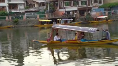 SRINAGAR, JAMMU, INDIA, 17 Temmuz 2024: Hintli turistler Kaşmir 'deki dünyaca ünlü Dal Gölü, Houseboat ve Shikharas' ta Shikhara teknesiyle gezintiye çıkıyorlar..