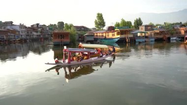 SRINAGAR, JAMMU, INDIA, 17 Temmuz 2024: Hintli turistler Kaşmir 'deki dünyaca ünlü Dal Gölü, Houseboat ve Shikharas' ta Shikhara teknesiyle gezintiye çıkıyorlar..