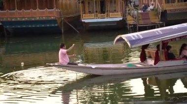 SRINAGAR, JAMMU, INDIA, 17 Temmuz 2024: Hintli turistler Kaşmir 'deki dünyaca ünlü Dal Gölü, Houseboat ve Shikharas' ta Shikhara teknesiyle gezintiye çıkıyorlar..