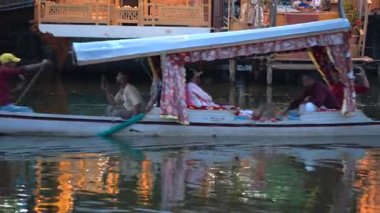 SRINAGAR, JAMMU, INDIA, 17 Temmuz 2024: Hintli turistler Kaşmir 'deki dünyaca ünlü Dal Gölü, Houseboat ve Shikharas' ta Shikhara teknesiyle gezintiye çıkıyorlar..