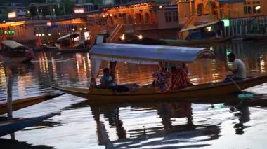 SRINAGAR, JAMMU, INDIA, 17 Temmuz 2024: Hintli turistler Kashmir 'deki dünyaca ünlü Dal Gölü' nde Shikhara 'nın tadını çıkarıyorlar..