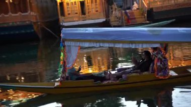 SRINAGAR, JAMMU, INDIA, 17 Temmuz 2024: Hintli turistler Kashmir 'deki dünyaca ünlü Dal Gölü' nde Shikhara 'nın tadını çıkarıyorlar..