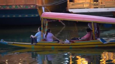 SRINAGAR, JAMMU, INDIA, 17 Temmuz 2024: Hintli turistler Kashmir 'deki dünyaca ünlü Dal Gölü' nde Shikhara 'nın tadını çıkarıyorlar..