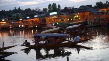 SRINAGAR, JAMMU, INDIA, 17 Temmuz 2024: Hintli turistler Kashmir 'deki dünyaca ünlü Dal Gölü' nde Shikhara 'nın tadını çıkarıyorlar..