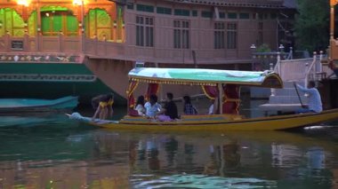 SRINAGAR, JAMMU, INDIA, 17 Temmuz 2024: Hintli turistler Kashmir 'deki dünyaca ünlü Dal Gölü' nde Shikhara 'nın tadını çıkarıyorlar..