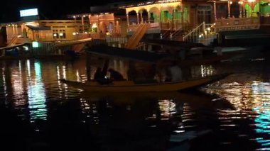 SRINAGAR, JAMMU, INDIA, 17 Temmuz 2024: Hintli turistler Kashmir 'deki dünyaca ünlü Dal Gölü' nde Shikhara 'nın tadını çıkarıyorlar..