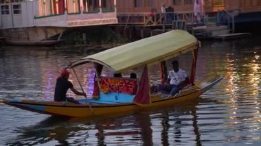 SRINAGAR, JAMMU, INDIA, 17 Temmuz 2024: Hintli turistler Kaşmir 'deki dünyaca ünlü Dal Gölü, Houseboat ve Shikharas' ta Shikhara teknesiyle gezintiye çıkıyorlar..