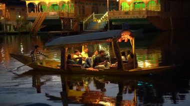 SRINAGAR, JAMMU, INDIA, 17 Temmuz 2024: Hintli turistler Kaşmir 'deki dünyaca ünlü Dal Gölü, Houseboat ve Shikharas' ta Shikhara teknesiyle gezintiye çıkıyorlar..