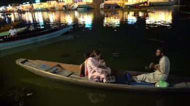 SRINAGAR, JAMMU, INDIA, 17 Temmuz 2024: Hintli turistler Kaşmir 'deki dünyaca ünlü Dal Gölü, Houseboat ve Shikharas' ta Shikhara teknesiyle gezintiye çıkıyorlar..
