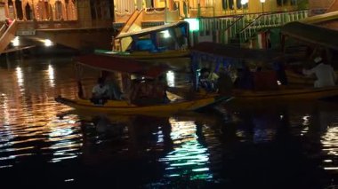 SRINAGAR, JAMMU, INDIA, 17 Temmuz 2024: Hintli turistler Kashmir 'deki dünyaca ünlü Dal Gölü' nde Shikhara 'nın tadını çıkarıyorlar..