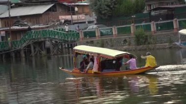 SRINAGAR, JAMMU, INDIA, 17 Temmuz 2024: Hintli turistler Kaşmir 'deki dünyaca ünlü Dal Gölü, Houseboat ve Shikharas' ta Shikhara teknesiyle gezintiye çıkıyorlar..