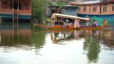 SRINAGAR, JAMMU, INDIA, 17 Temmuz 2024: Hintli turistler Kaşmir 'deki dünyaca ünlü Dal Gölü, Houseboat ve Shikharas' ta Shikhara teknesiyle gezintiye çıkıyorlar..