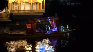 SRINAGAR, JAMMU, INDIA, 17 Temmuz 2024: Hintli turistler Kashmir 'deki dünyaca ünlü Dal Gölü' nde Shikhara 'nın tadını çıkarıyorlar..