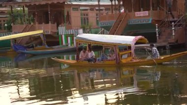 SRINAGAR, JAMMU, INDIA, 17 Temmuz 2024: Hintli turistler Kaşmir 'deki dünyaca ünlü Dal Gölü, Houseboat ve Shikharas' ta Shikhara teknesiyle gezintiye çıkıyorlar..