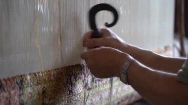 SRINAGAR, INDIA, 28 HAZİRAN 2024 Kashmiri adam elle dokuma makinesi ile bir halı örüyor, Kaşmir halısı dünyada meşhurdur.