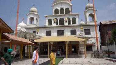 SRINAGAR, INDIA, 28 HAZİRAN 2024: İnsanlar Srinagar 'daki gurudwara' yı ziyaret ediyor, Sikh ibadet ediyor, inançlı dualar ediyor.