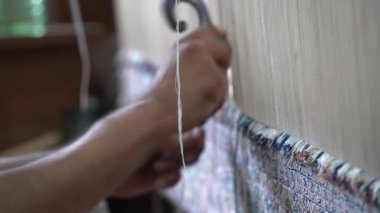 SRINAGAR, INDIA, 28 HAZİRAN 2024 Kashmiri adam elle dokuma makinesi ile bir halı örüyor, Kaşmir halısı dünyada meşhurdur.