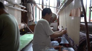 SRINAGAR, INDIA, 28 HAZİRAN 2024 Kashmiri adam elle dokuma makinesi ile bir halı örüyor, Kaşmir halısı dünyada meşhurdur.