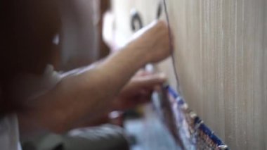 SRINAGAR, INDIA, 28 HAZİRAN 2024 Kashmiri adam elle dokuma makinesi ile bir halı örüyor, Kaşmir halısı dünyada meşhurdur.