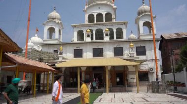 SRINAGAR, INDIA, 28 HAZİRAN 2024: İnsanlar Srinagar 'daki gurudwara' yı ziyaret ediyor, Sikh ibadet ediyor, inançlı dualar ediyor.