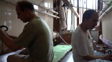 SRINAGAR, INDIA, 28 HAZİRAN 2024 Kashmiri adam elle dokuma makinesi ile bir halı örüyor, Kaşmir halısı dünyada meşhurdur.