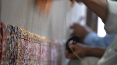 SRINAGAR, INDIA, 28 HAZİRAN 2024 Kashmiri adam elle dokuma makinesi ile bir halı örüyor, Kaşmir halısı dünyada meşhurdur.