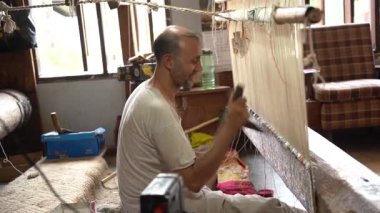 SRINAGAR, INDIA, 28 HAZİRAN 2024 Kashmiri adam elle dokuma makinesi ile bir halı örüyor, Kaşmir halısı dünyada meşhurdur.