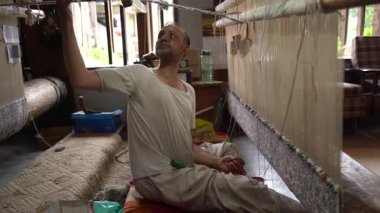 SRINAGAR, INDIA, 28 HAZİRAN 2024 Kashmiri adam elle dokuma makinesi ile bir halı örüyor, Kaşmir halısı dünyada meşhurdur.