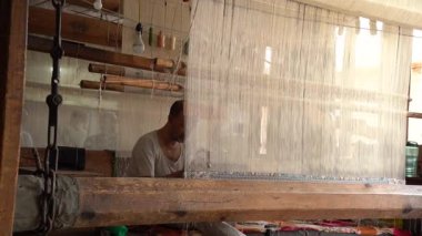 SRINAGAR, INDIA, 28 HAZİRAN 2024 Kashmiri adam elle dokuma makinesi ile bir halı örüyor, Kaşmir halısı dünyada meşhurdur.