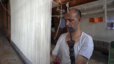 SRINAGAR, INDIA, 28 HAZİRAN 2024 Kashmiri adam elle dokuma makinesi ile bir halı örüyor, Kaşmir halısı dünyada meşhurdur.