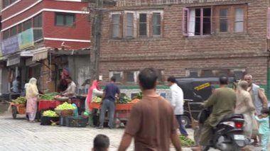 SRINAGAR, INDIA, 28 HAZİRAN 2024: Srinagar caddesinde sebze satan tedarikçi.