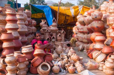 Hindistan 'ın yol kenarında toprak çömlek satan bir kadın..