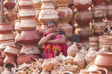 Hindistan 'ın yol kenarında toprak çömlek satan bir kadın..