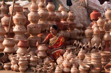 Hindistan 'ın yol kenarında toprak çömlek satan bir kadın..