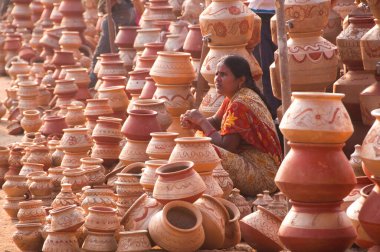 Hindistan 'ın yol kenarında toprak çömlek satan bir kadın..