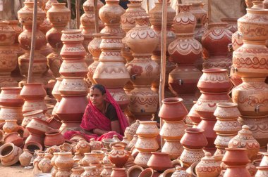 Hindistan 'ın yol kenarında toprak çömlek satan bir kadın..