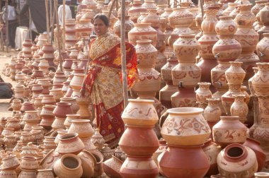 Hindistan 'ın yol kenarında toprak çömlek satan bir kadın..