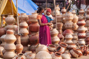 Hindistan 'ın yol kenarında toprak çömlek satan bir kadın..