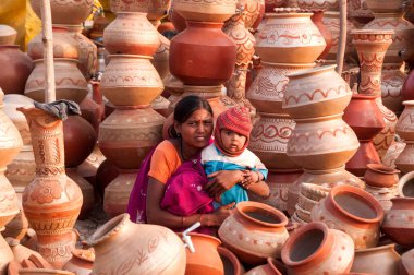 Hindistan 'ın yol kenarında toprak çömlek satan bir kadın..
