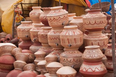 Hindistan kırsalında yol kenarı satmak için toprak çömlek..