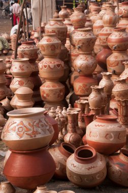 Hindistan kırsalında yol kenarı satmak için toprak çömlek..