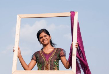 Doğayla iç içe olan güzel bir Hintli kız..