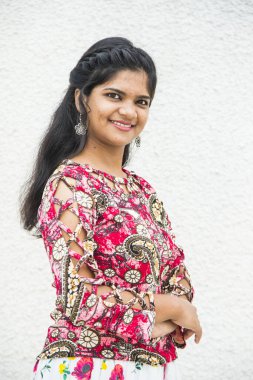 Güzel Hintli gülümseyen kız portresi.