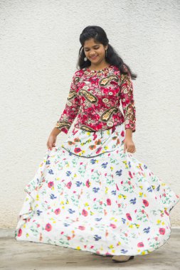 Güzel Hintli gülümseyen kız portresi.