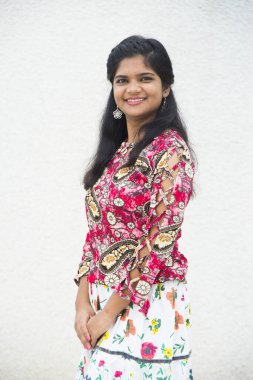 Güzel Hintli gülümseyen kız portresi.