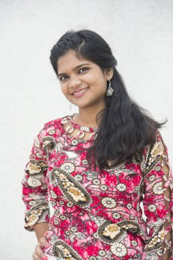 Güzel Hintli gülümseyen kız portresi.