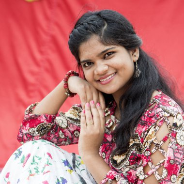 Renkli perdelerin önünde güzel bir Hintli kız.