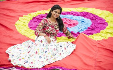 Renkli perdelerin önünde güzel bir Hintli kız.