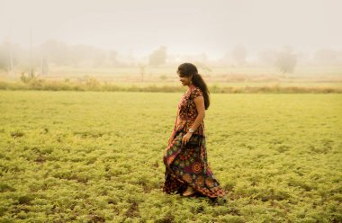 Nohut tarlasında yürüyen genç kız