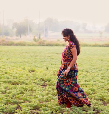 Nohut tarlasında yürüyen genç kız